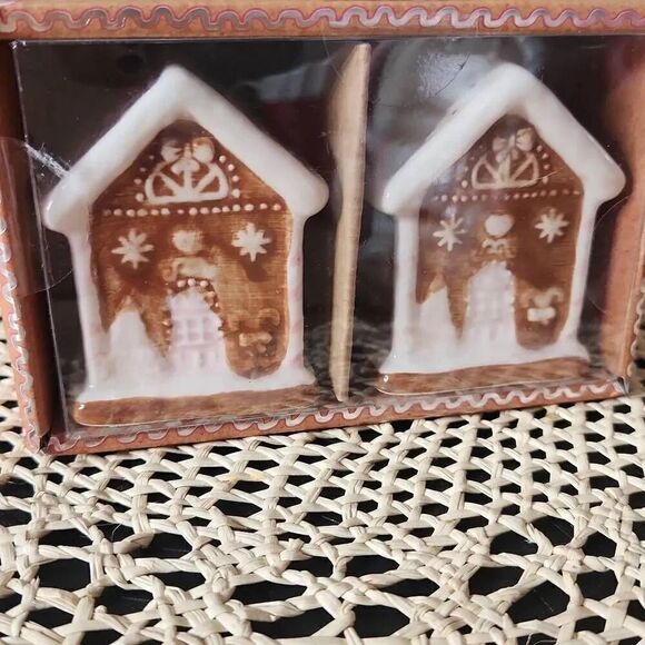 Gingerbread houses salt and pepper shakers - Picture 4 of 4